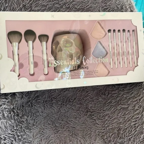 13 piece Essentials Collection Makeup brush holder & brushes - Picture 1 of 8